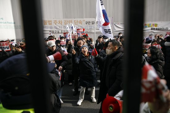 韩国法院以涉嫌内乱罪批准正式逮捕总统尹锡悦-第2张图片