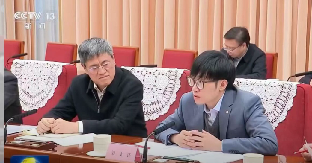 起底DeepSeek团队：从蜗居出租屋到登顶排行榜，85后浙大硕士梁文锋带领本土年轻学霸，震动美国科技圈-第4张图片