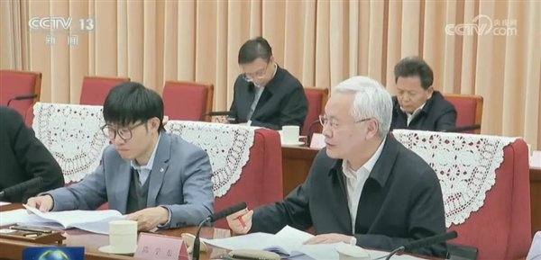 突然火爆全网！Deepseek被“挤”到宕机！创始人17岁考入浙大，36岁管理千亿私募！公司实习生日薪最高上千元-第4张图片