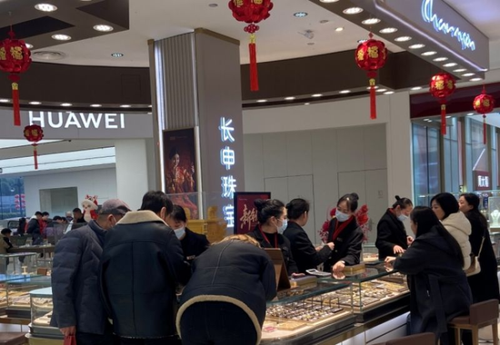 金价飙涨！洛阳黄金消费火爆，15分钟成交一个戒指，网友感慨：“后悔去年没多买点”-第1张图片