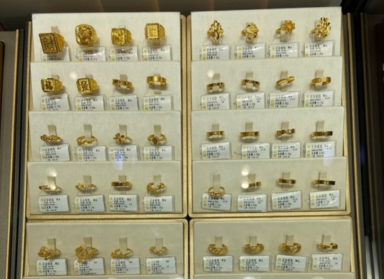 金价飙涨！洛阳黄金消费火爆，15分钟成交一个戒指，网友感慨：“后悔去年没多买点”-第2张图片