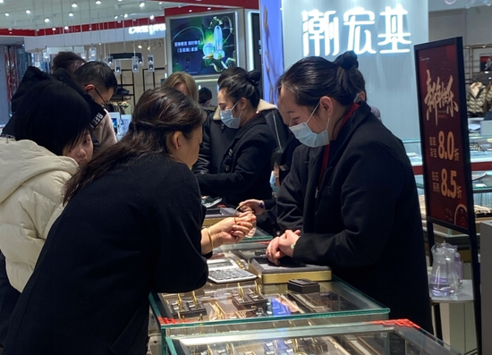 金价飙涨！洛阳黄金消费火爆，15分钟成交一个戒指，网友感慨：“后悔去年没多买点”-第3张图片