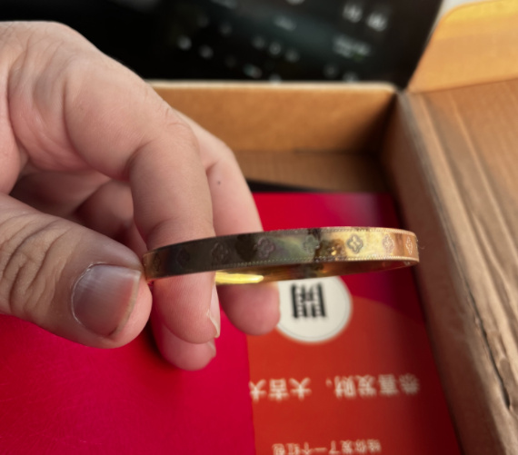 真金怕火炼？“香港金包银珠宝店”卖的手镯烧后变黑了……-第4张图片