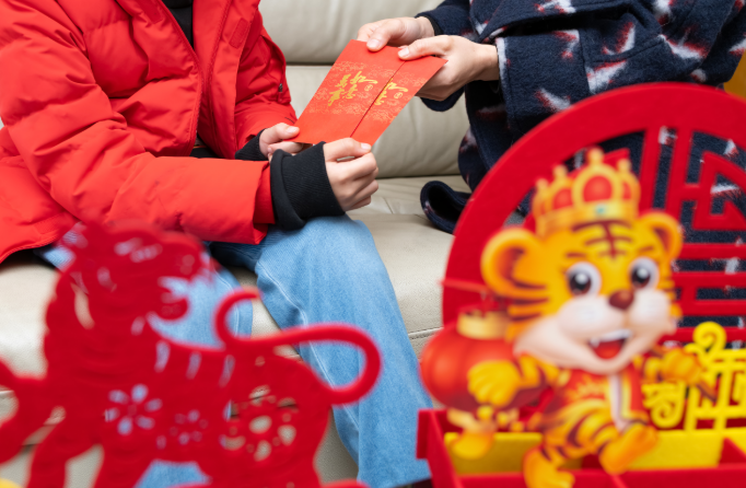 孩子报警“有坏人抢钱” 父母代管压岁钱问题在哪里？-第1张图片
