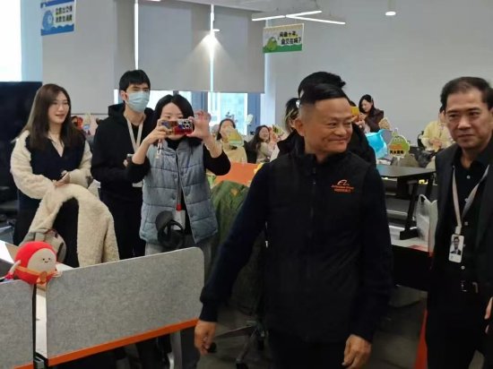 马云现身阿里巴巴杭州园区 云中马却涨停了？股民：匪夷所思-第2张图片