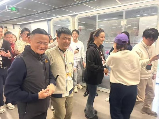 马云现身阿里巴巴杭州园区 云中马却涨停了？股民：匪夷所思-第3张图片