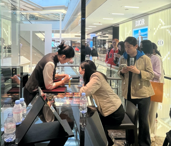 太火爆！实探老铺黄金涨价前夕：门店前排起长队！港股股价已暴涨近13倍-第6张图片