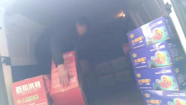 暗访烟花非法运输链：快递违规收寄烟花，有货拉拉司机也在偷运-第7张图片